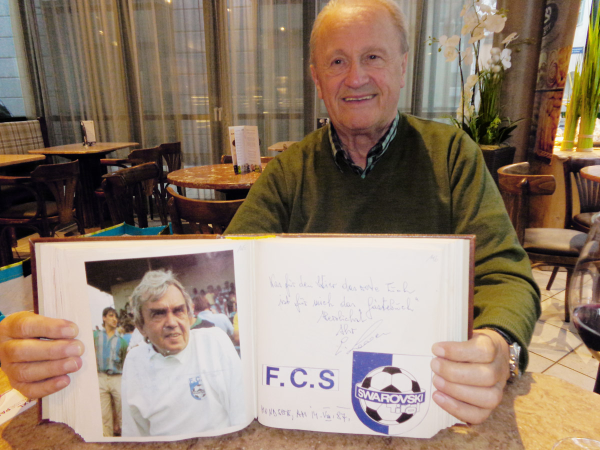 Gruber mit Fotoalbum
